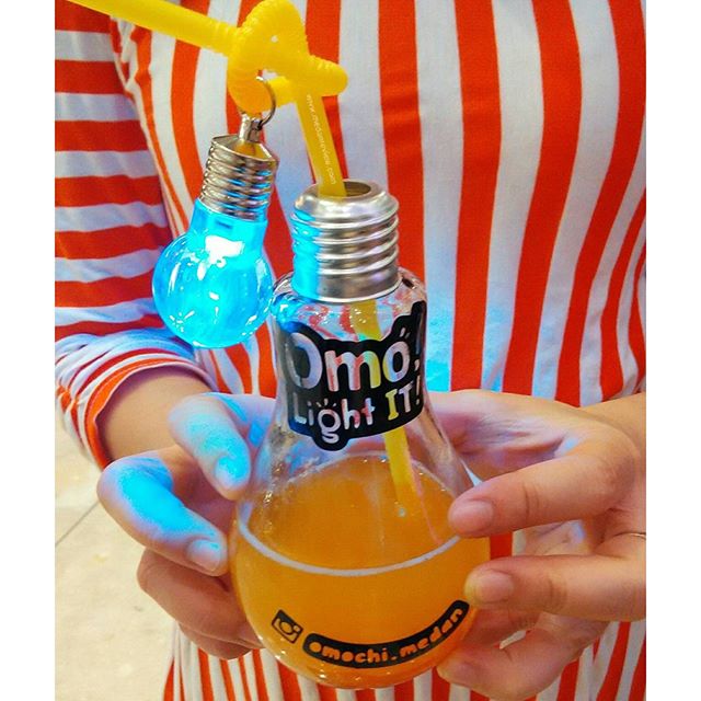 Omochi Medan : Light It!
Unik ya kemasan minuman yang satu ini, Omo Light It @omochi.medan, perdana hadir di