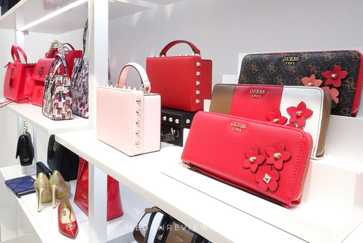 Koleksi Sepatu, Hand Bag di GUESS Accessories Mall Centre Point Medan