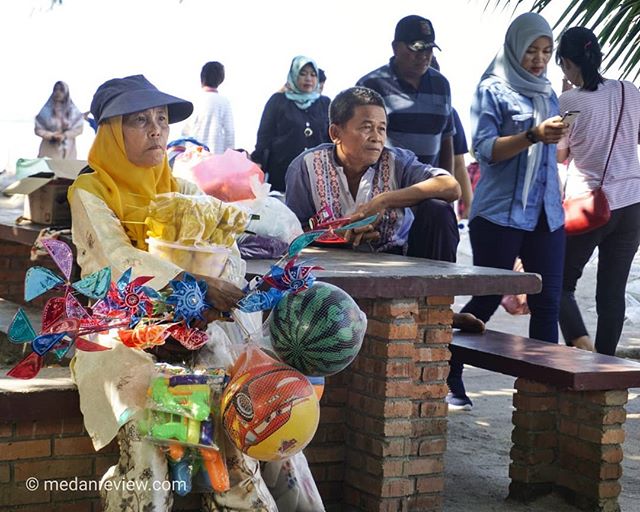 Photo #3 : Pantai Pondok Permai Ramai Pengunjung di Akhir Perkan Pertama 2020