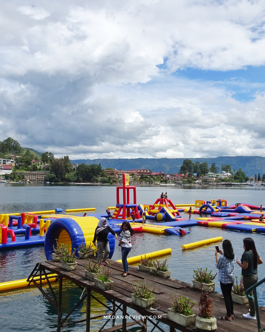 Di Super 9 Water Fun Lake Toba Ada Spot Selfie Juga